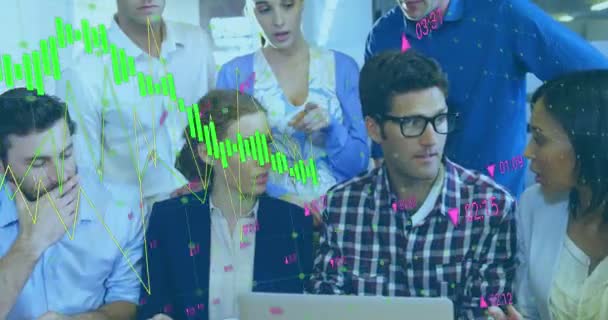 オフィス内の多様なビジネス人に対する財務データ処理のアニメーション グローバルビジネス コンピューティング データ処理の概念デジタル生成ビデオ — ストック動画