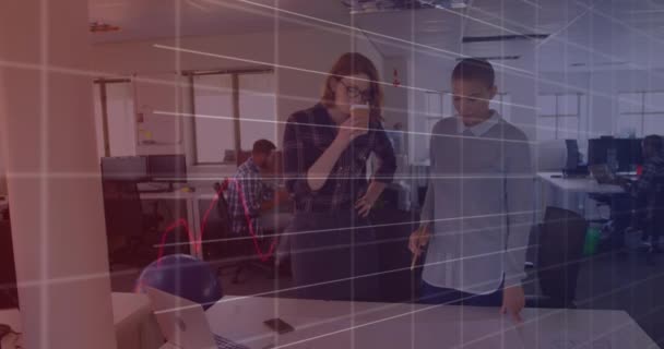 사무실에서 비즈니스 사람들에 데이터 처리의 애니메이션 글로벌 컴퓨팅 디지털 인터페이스 — 비디오