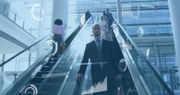 Grafiklerin Animasyonu Beyaz Adamın Yürüyen Merdiven Kullanarak Aşağı Inmesi Üzerine — Stok video