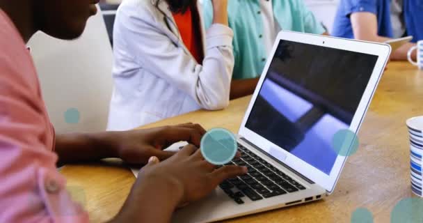 Анимация Нескольких Текста Кругах Над Африканским Американцем Работающим Ноутбуке Офисе — стоковое видео