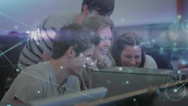Bilgisayar Kullanan Üniversitede Gülümseyen Bir Grup Öğrenci Üzerinden Bağlantı Ağının — Stok video