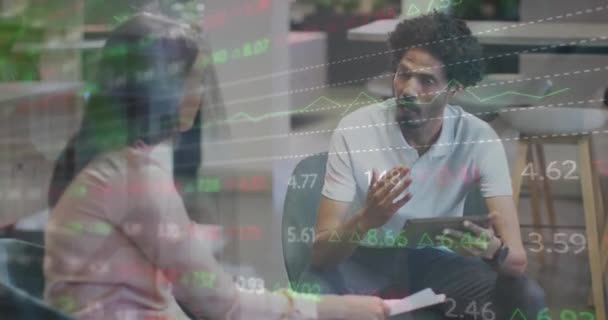 オフィスで議論する多様な男性と女性に対する株式市場データ処理のアニメーション 世界経済とビジネス技術の概念 — ストック動画