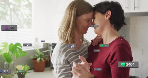 Animación Iconos Números Redes Sociales Sobre Parejas Lesbianas Caucásicas Casa — Vídeo de stock