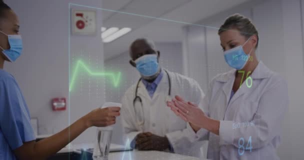 Animace Monitoru Srdeční Frekvence Nad Různými Muži Ženami Lékař Čištění — Stock video