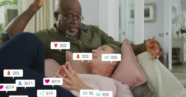 Animation Von Social Media Ikonen Und Zahlen Über Ältere Paare — Stockvideo