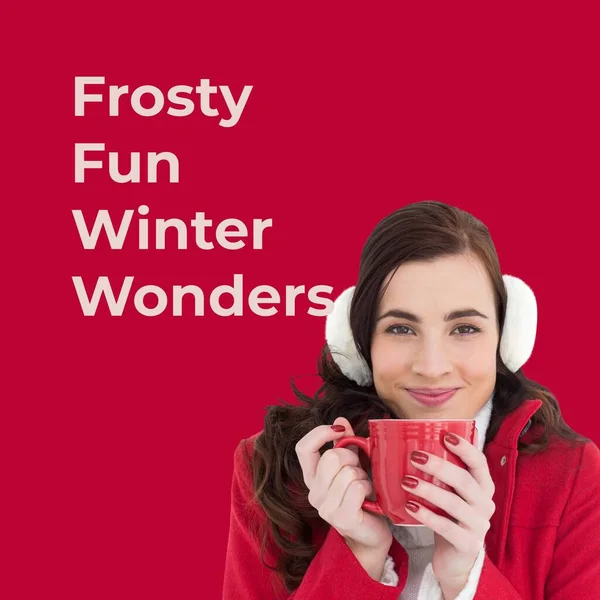 霜降りの楽しい冬の複合体は ホットチョコレートを飲んでいる白人女性の上に不思議なテキストを驚かせます クリスマス お祝いのコンセプトデジタル生成画像 — ストック写真
