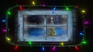 Pencerenin etrafında parlayan renkli sicim ışıkları çerçevesi Noel ağacı ve düşen kar manzaralı. Noel, dekorasyon, gelenek ve dijital olarak üretilen video kutlaması.
