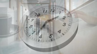 Ofis koridorunda yürüyen Kafkas işadamlarına karşı zaman daralıyor. Zaman yönetimi ve iş teknolojisi kavramı