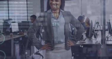 Ofiste gülümseyen Afrikalı Amerikalı iş kadını hakkında istatistiksel veri işleme animasyonu. Bilgisayar arayüzü ve iş veri teknolojisi kavramı