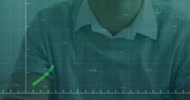 Ofiste gülümseyen beyaz adamın portresine karşı istatistiksel veri işleme animasyonu. Bilgisayar arayüzü ve iş veri teknolojisi kavramı