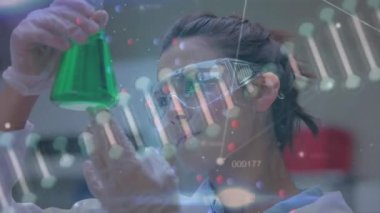 Kafkas kadın bilim adamının DNA yapısının animasyonu laboratuarda kimyasal bir matara tutuyor. Tıbbi araştırma ve bilim teknolojisi kavramı