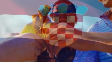 Açık havada bira içen bir grup farklı arkadaşın üzerinde Hırvat bayrağı sallarken çekilmiş birleşik bir video. Vatanseverlik, yolculuk ve kamp konsepti