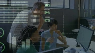 Ofisteki bilgisayarın üzerinde tartışan çeşitli meslektaşların istatistiksel veri işleme animasyonu. Bilgisayar arayüzü ve iş veri teknolojisi kavramı