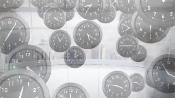 オフィスで歩いているビジネスパーソンのタイムラプスに落ちる複数のタイミングの時計のアニメーション 営業時間と時間管理コンセプト — ストック動画