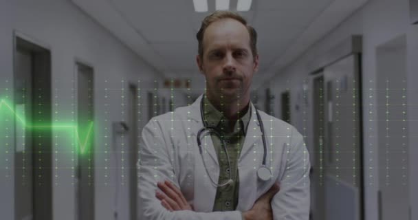 在站在医院走廊的高加索男医生画像上进行心率监测仪的动画制作 医疗技术概念 — 图库视频影像