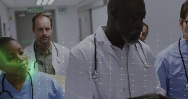 通过在医院讨论的不同医生 卫生工作者的团队 对心率进行监督 医疗技术概念 — 图库视频影像