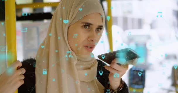 Animering Anslutna Ikoner Biracial Kvinna Bär Hijab Med Röstassistent Buss — Stockvideo