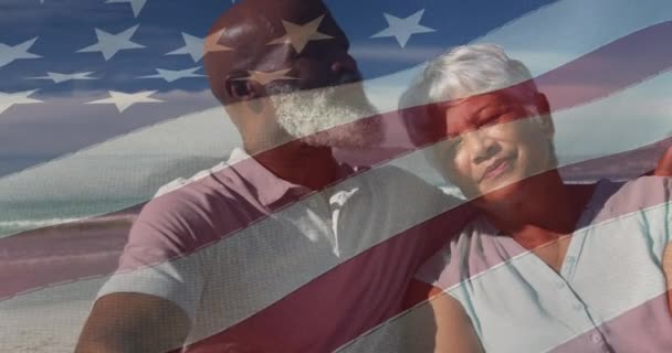 Animacja Flagi Usa Nad Szczęśliwą Starszą Parą Birasową Miłości Obejmującą — Wideo stockowe