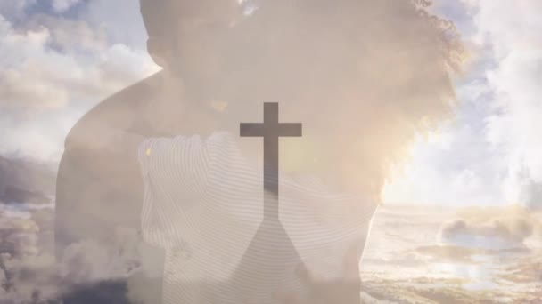 ビーチでキスする多様なカップルの上に曇った空に対して山上の十字架のアニメーション デジタル複合 複数の露出 十字架 抽象的 トグルネスコンセプト — ストック動画