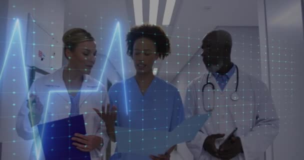 Animace Monitoru Tepové Frekvence Proti Týmu Různých Lékařů Diskutujících Nemocničním — Stock video