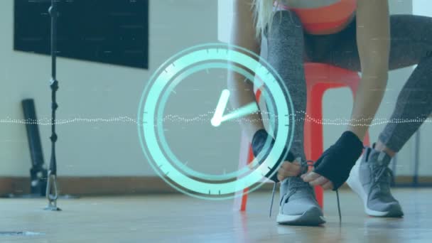 在体育馆里用霓虹灯定时器对着女性拳击手系鞋带的中段进行动画 体育和健身技术概念 — 图库视频影像