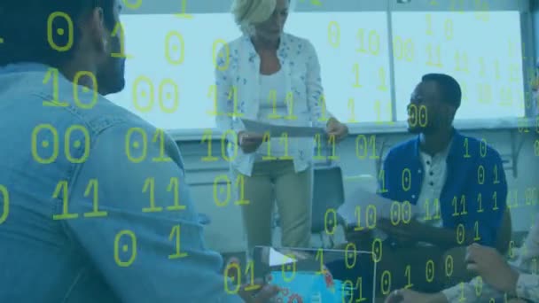 Анимация Жёлтых Двоичных Кодов Разнообразные Коллеги Обсуждают Распространяют Отчеты Офисе — стоковое видео