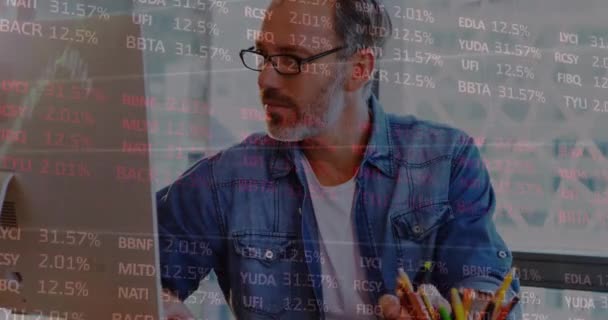 数字と取引ボードを変更するグラフのアニメーション コンピュータ上で作業慎重な男 デジタル複合 複数の露出 レポート ビジネス 株式市場 テクノロジーコンセプト — ストック動画