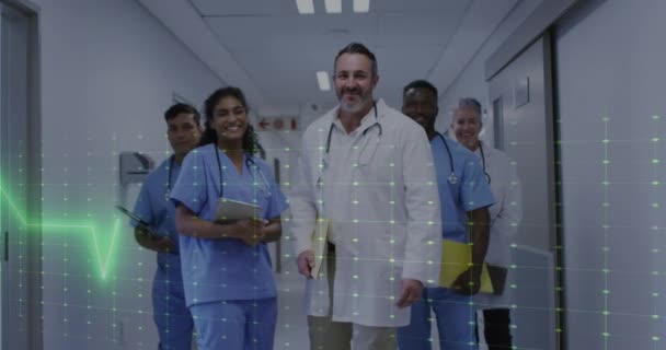 Animacja Pulsometru Nad Zespołem Różnych Lekarzy Pracowników Służby Zdrowia Uśmiechających — Wideo stockowe