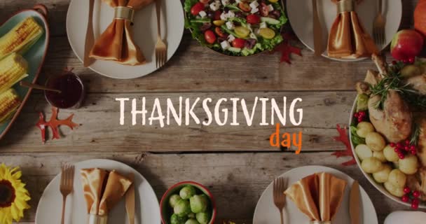 感謝祭の日のテキストとテーブルの背景での夕食のアニメーション 感謝祭 アメリカの伝統 お祝いのコンセプトデジタル生成ビデオ — ストック動画
