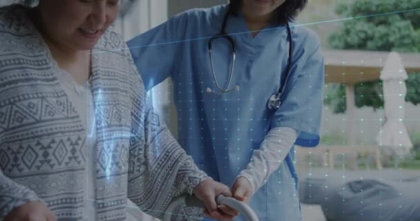 通过亚洲女性保健工作者帮助女性病人行走来激励心率监测器 医疗技术概念 — 图库视频影像
