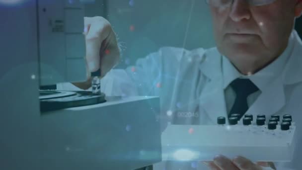 Dna構造のアニメーション 研究室で働く白人男性科学者よりも数字を変える 医学研究 科学技術コンセプト — ストック動画