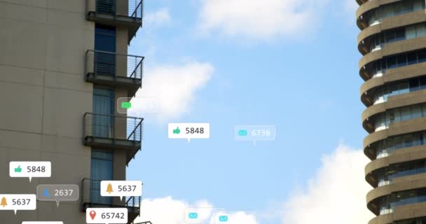 曇りの空に対する近代的な建物の上の複数の通知バーのアニメーション デジタル複合 複数の露出 ソーシャルメディアリマインダー テクノロジー アーキテクチャコンセプト — ストック動画