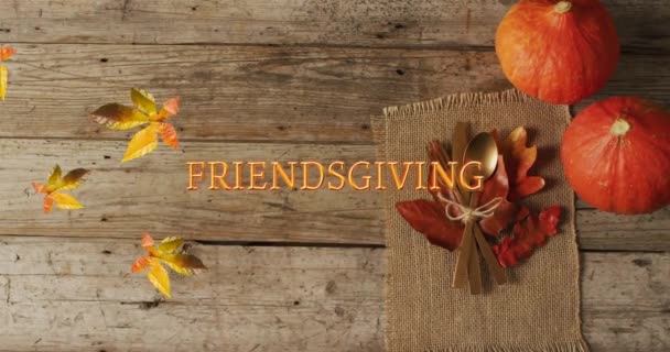 在餐具上动画友谊的文字 在木制表面上动画秋天的叶子 感恩节 美国传统和庆祝概念数字生成的视频 — 图库视频影像