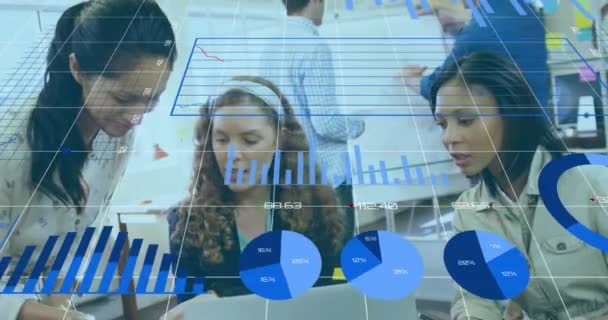 オフィス内の多様なビジネス人に対する財務データ処理のアニメーション グローバルビジネス コンピューティング データ処理の概念デジタル生成ビデオ — ストック動画