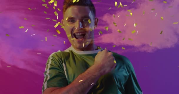 Animação Ouro Confetti Sobre Torcida Caucasiano Esportes Masculinos Camisa Verde — Vídeo de Stock