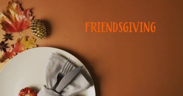 在餐具上渲染友谊的文字 在褐色背景上渲染秋天的叶子 感恩节 美国传统和庆祝概念数字生成的视频 — 图库视频影像