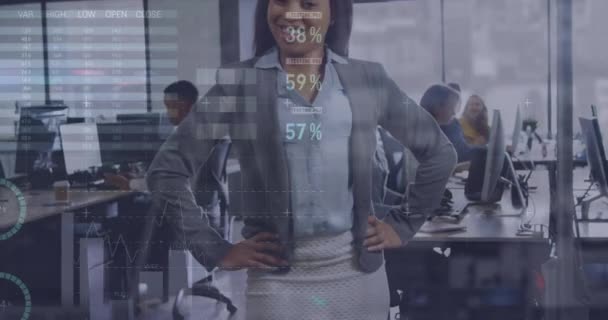 Animación Procesamiento Datos Estadísticos Contra Empresaria Afroamericana Sonriendo Oficina Interfaz — Vídeos de Stock