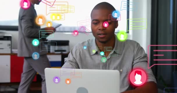 ノートパソコンで作業する疲れたアフリカ系アメリカ人男性のプロフィールアイコンとメッセージボックスのアニメーション デジタル複合 複数の露出 ビジネス 技術コンセプト — ストック動画
