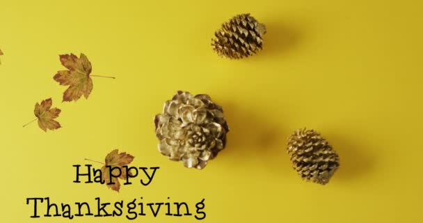 Animacja Szczęśliwego Święta Dziękczynienia Tekst Liście Szyszki Sosnowe Żółtym Tle — Wideo stockowe