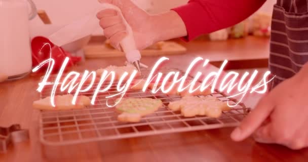 キッチンで焼く白人男性の上の幸せな休日のテキストのアニメーション クリスマス お祝いのコンセプトデジタル生成ビデオ — ストック動画