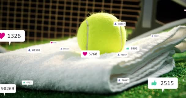 用毛巾在网球场上的通知栏与地面上的球拍进行动画 数码合成 多重曝光 社交媒体提醒 体育和竞争概念 — 图库视频影像