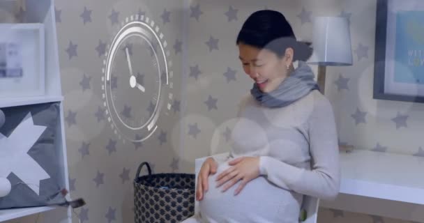Rychle Pohybující Hodiny Bokeh Světla Přes Šťastný Těhotná Asijská Žena — Stock video