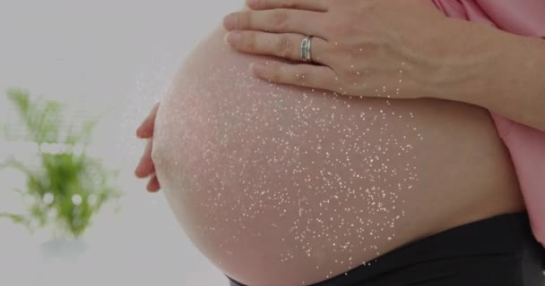 妊娠した白血病の女性の腹に触れることの真ん中にあるDnaの鎖 セルフケア テクノロジー 遺伝子 母性と医療がデジタル生成されたビデオ — ストック動画