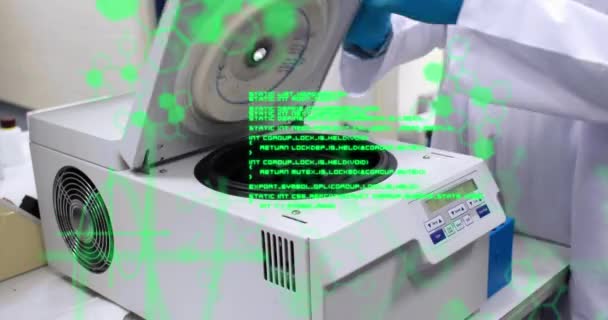 研究室で遠心分離機を使用する科学者のセクションにわたるデータ処理のアニメーション 医学研究 科学技術コンセプト — ストック動画