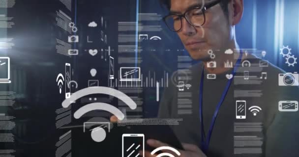 Animación Procesamiento Datos Estadísticos Contra Ingeniero Masculino Asiático Usando Tableta — Vídeos de Stock