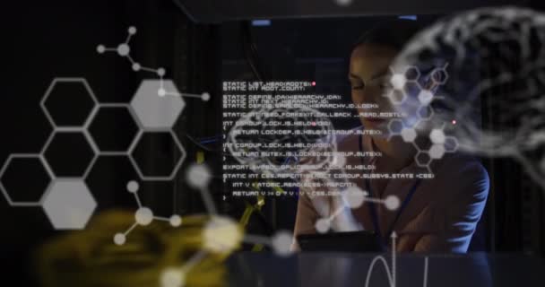 サーバー室でラップトップを使用した白人女性エンジニアを介した医療データ処理のアニメーション 医療研究 ビジネスデータストレージ技術コンセプト — ストック動画