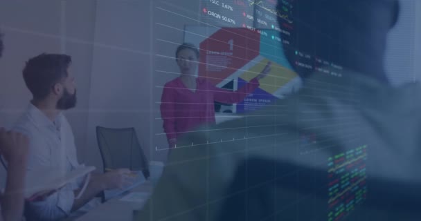オフィスの多様なビジネスの人々を超える金融データ処理のアニメーション グローバルコンピューティング デジタルインターフェース データ処理コンセプトをデジタル生成したビデオ — ストック動画