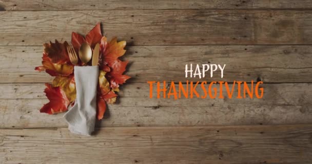 Animacja Szczęśliwego Tekstu Dziękczynienia Nad Sztućcami Jesiennych Liści Drewnianej Powierzchni — Wideo stockowe
