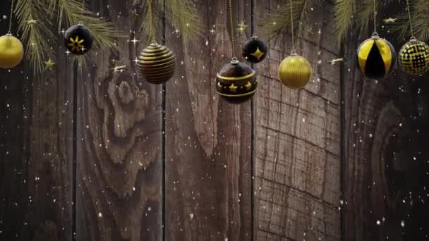 黒と金のクリスマスのバブルは 暗い木の背景に雪が落ちる上にスイング クリスマス お祝いのデジタル生成ビデオ — ストック動画