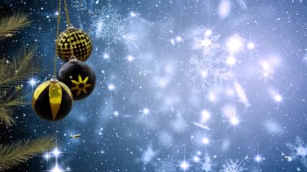 Размахивая Черно Золотыми Рождественскими Безделушками Над Светящимися Снежинками Падающим Снегом — стоковое видео